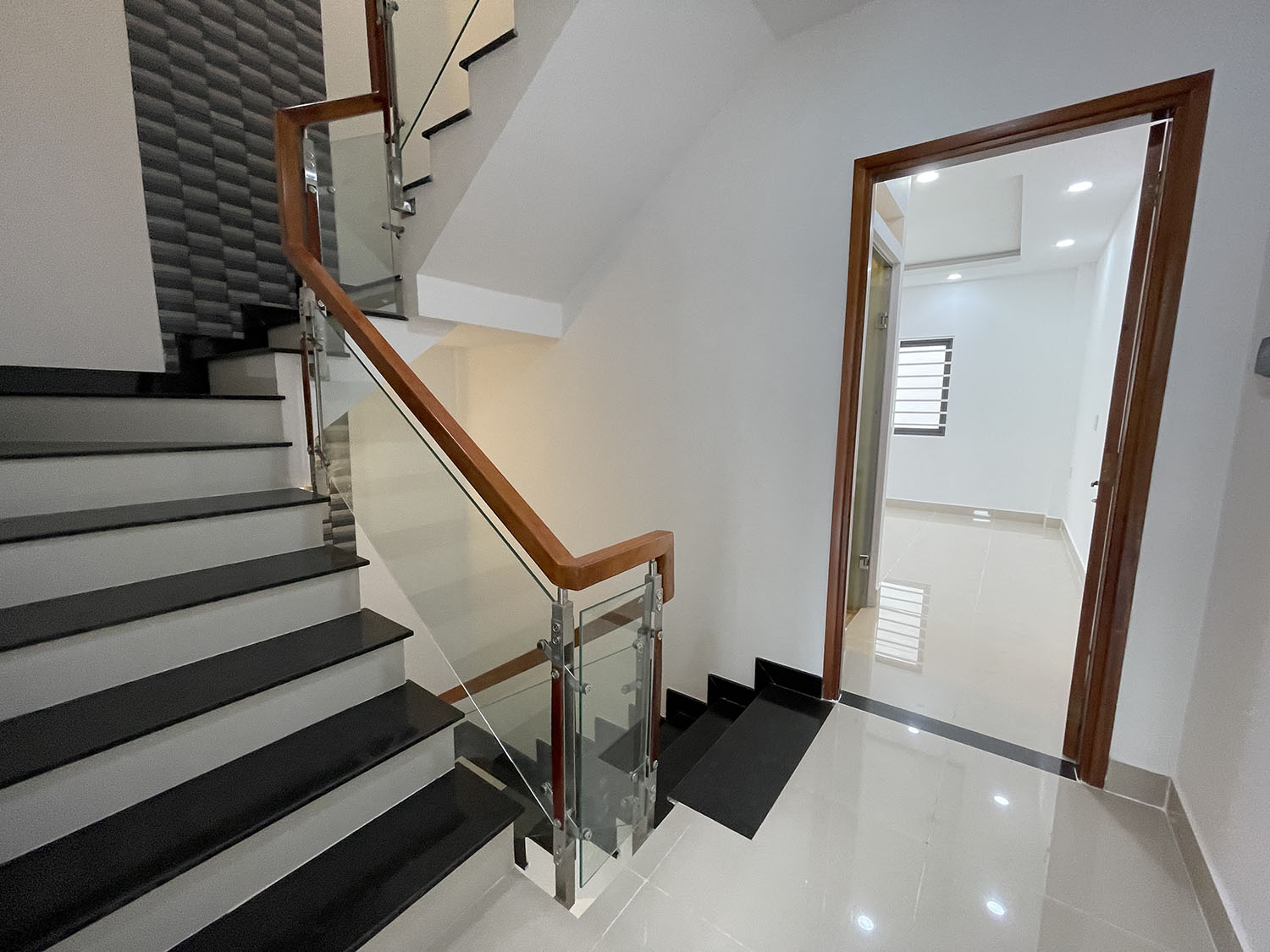 Tuyệt phẩm 3 lầu (4x15) 6 phòng t.kế Singapore, mới xây dựng, hẻm đẹp Phan Đình Phùng - gần PXLong